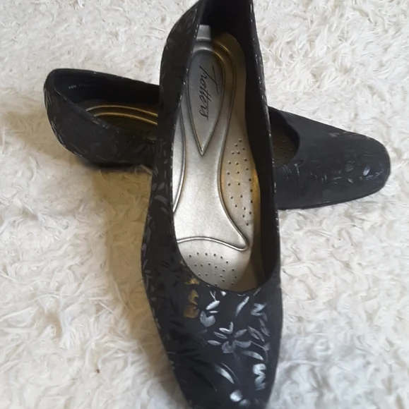 Trotters Lauren embossed textile floral black wedge pump T1110-013 size 10M - Picture 1 of 12